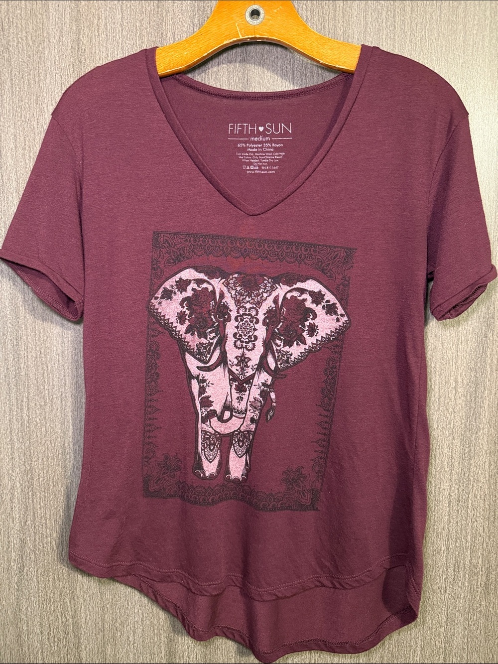 Fifth Sun Maroon V neck Elephant Boho Graphic Tshirt Size Small EUC